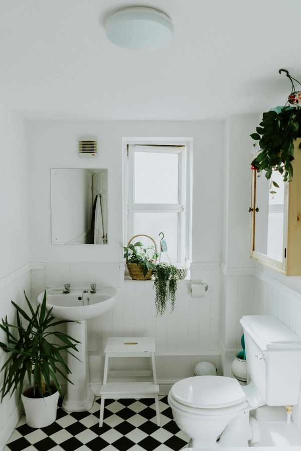 Comment optimiser l'agencement d'une petite salle de bain pour plus de fonctionnalité ?