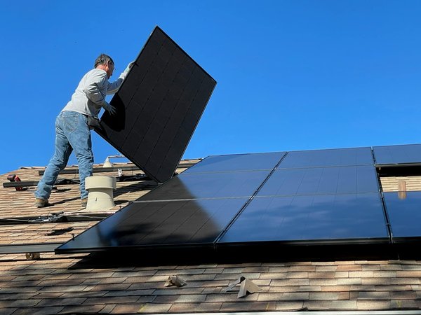 Quelle est la meilleure méthode pour installer des panneaux solaires sur une toiture inclinée?