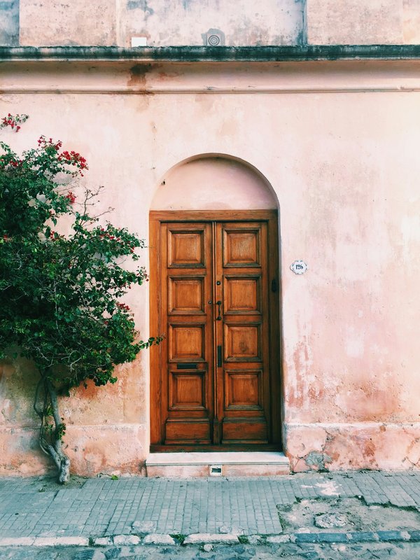 Quels sont les critères pour choisir une porte de garage motorisée pour une maison ancienne?