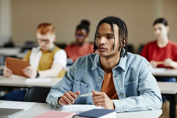 Comment aménager un coin lecture sous une fenêtre de toit incliné ?