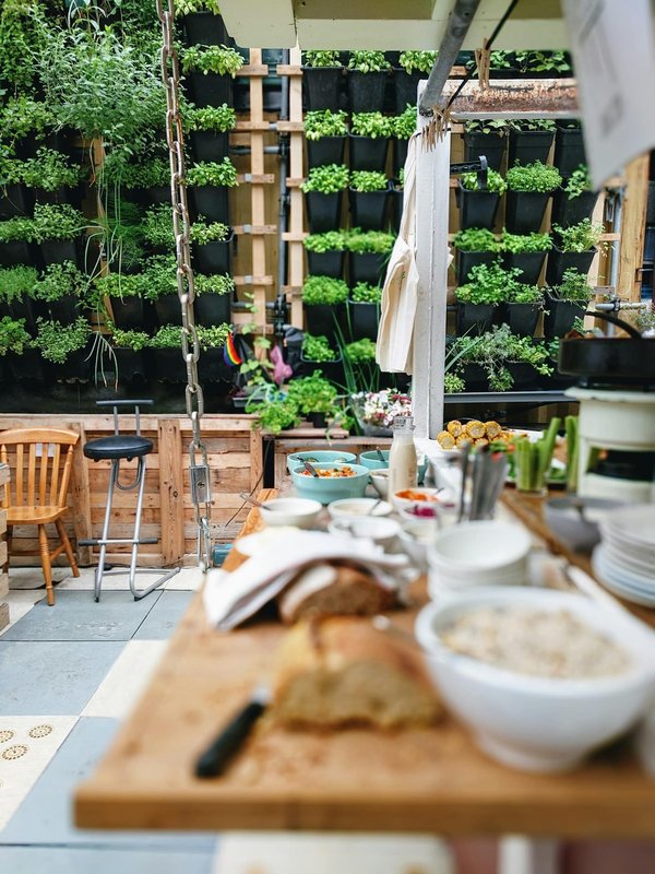 Quels matériaux privilégier pour une cuisine extérieure durable et résistante aux intempéries ?