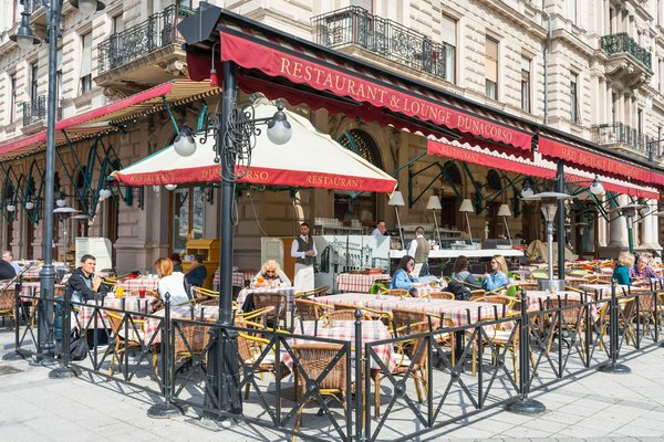 Quels sont les conseils pour concevoir un coin repas extérieur abrité et résistant aux intempéries ?