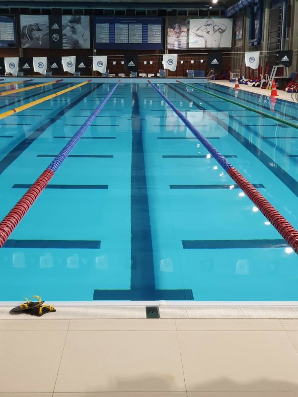 Quels sont les équipements indispensables pour une piscine adaptée aux sports aquatiques?
